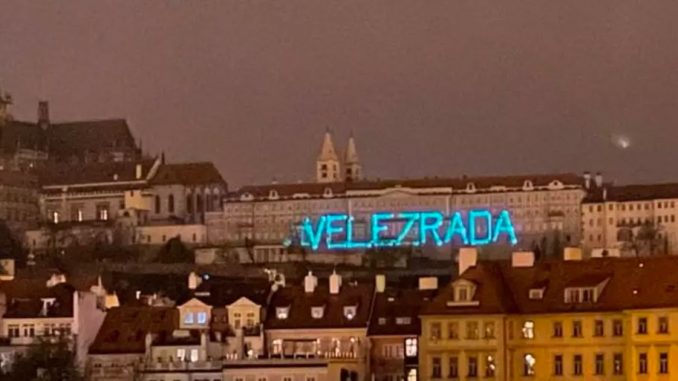Pražský hrad s projekcí nápisu VELEZRADA